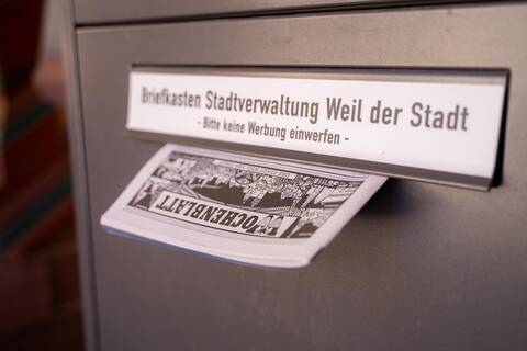 Ein Wochenblatt steckt im städtischen Briefkasten.