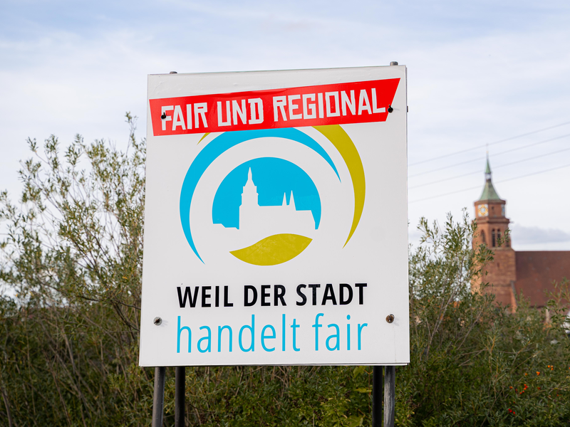 Ein Schild, dass die Stadt als Fairtrade-Stadt auszeichnet.