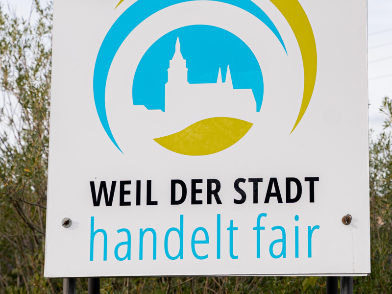 Ein Schild, dass die Stadt als Fairtrade-Stadt auszeichnet.