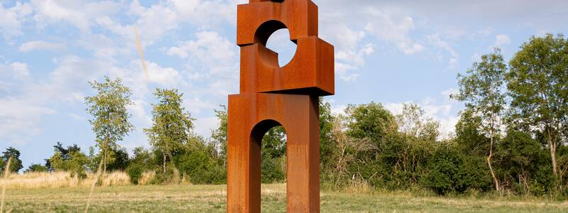 Eine große Skulptur auf einer Wiese.