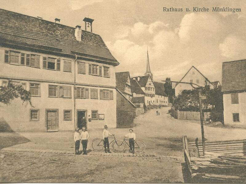 Historisches Foto des Rathauses und der Kirche Münklingen