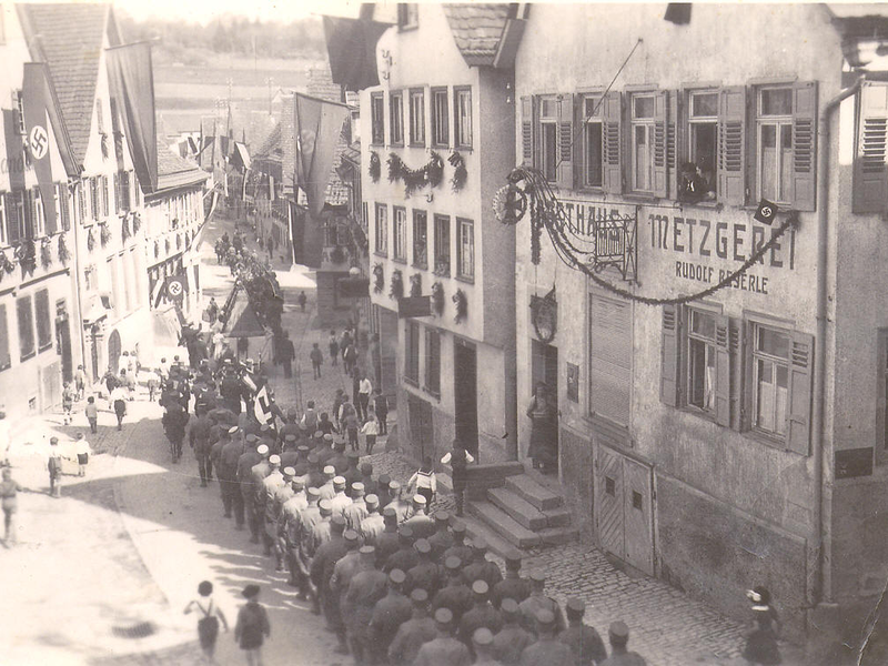 SA-Umzug durch die Stuttgarter Straße vor dem Gasthof Kreuz
