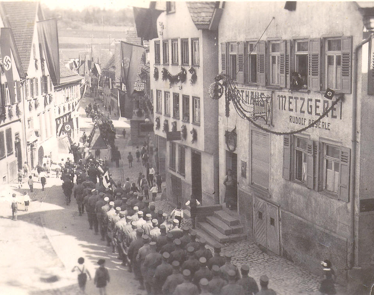 SA-Umzug durch die Stuttgarter Straße vor dem Gasthof Kreuz
