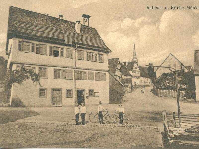 Postkarte in schwarzweiß von der Dorfmitte Münklingen mit Rathaus und Kirche.