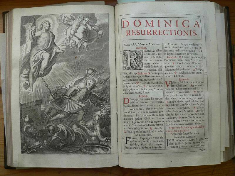 In einem aufgeschlagenen Buch ist auf der linken Seite eine Zeichung von der Auferstehung des Herrn abgebildet. Auf der rechten Seite steht ein lateinischer Text.
