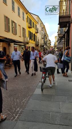 Menschen laufen durch die Altstadt von Bra.