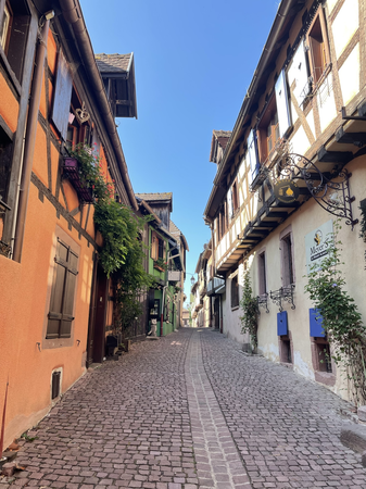 Eine schmale Gasse mit alten Fachwerkhäusern in Riquewihr.