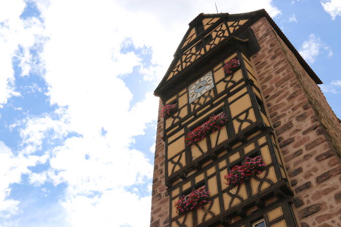 Der Dolder in Riquewihr ist ein alter Wehrturm aus Stein und Fachwerk.