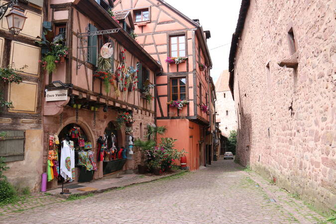 Alte Fachwerkhäuser und eine Stadtmauer in Riquewihr.