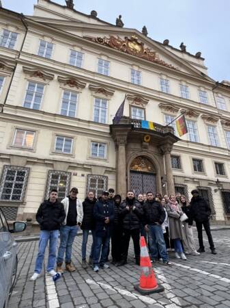 Gruppenfoto des Jugendbeirats während der Reise nach Prag