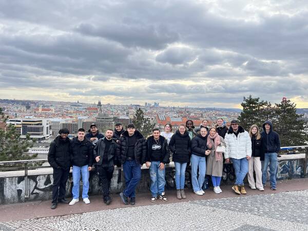 Gruppenfoto des Jugendbeirats während der Reise nach Prag