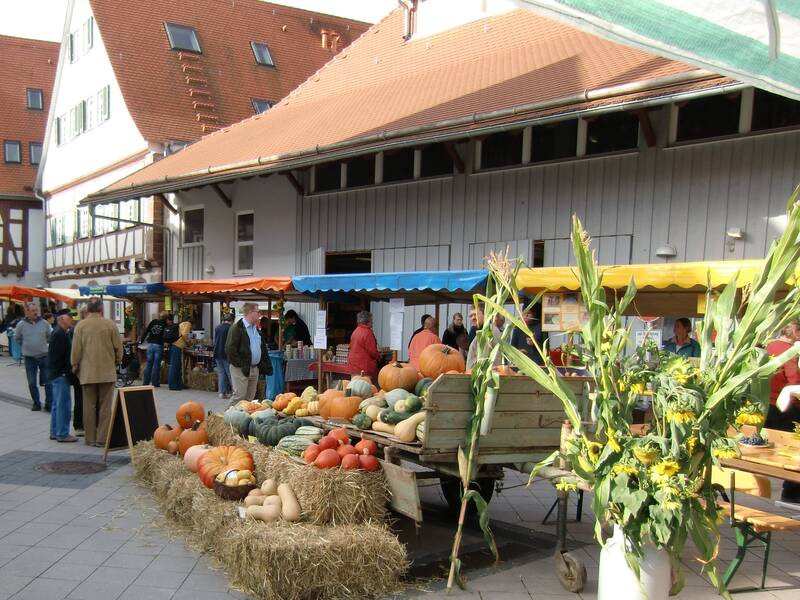 Auf dem Bild sieht man den Bauernmarkt in Weil der Stadt.