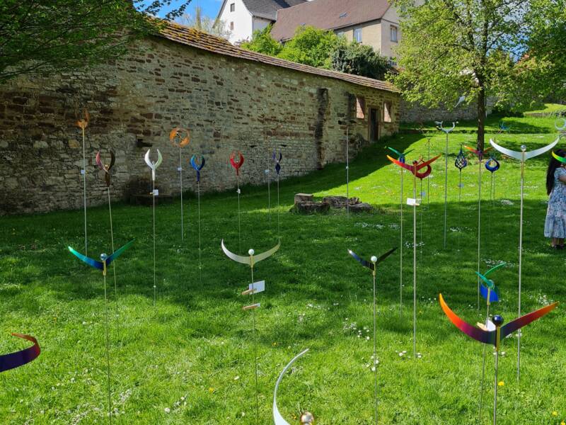 Windspiele auf der Wiese