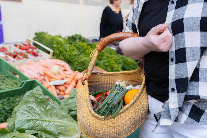Gefüllter Weidekorb beim Wochenmarkteinkauf