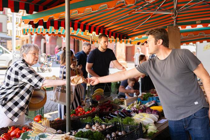 Wochenmarktstand mit buntem Obst und Gemüseangebot