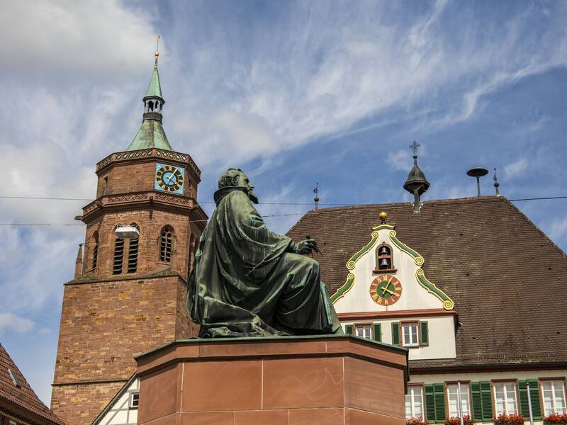 Das Johannes Kepler Denkmal im Vordergrund, mit der Rathaus und dem Kirchturm im Hintergrund.