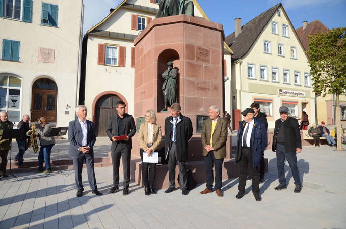 Die Delegation steht vor dem Keplerdenkmal