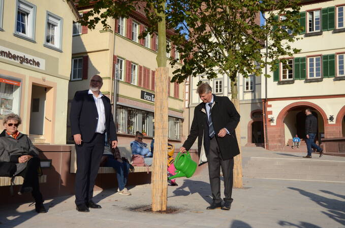 Gennadi Padalka pflegt dem ihm gewidmeten Baum