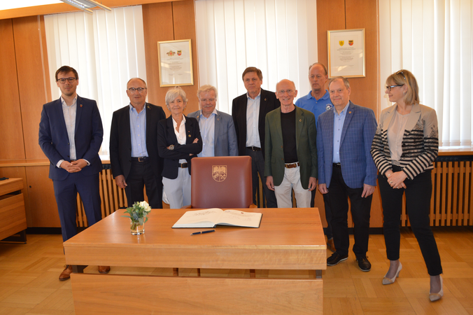 Gruppenbild der Erweiterung der Raumfahrtallee
