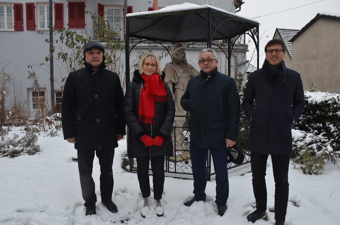 v.l.n.r. Aidyn Aimbetov (Pilot-Kosmonaut), Margarita Riedel (Konzeptentwicklerin der Raumfahrt-Allee), Taubaldy Umbetbayev (Generalkonsul der Republik Kasachstan), Christian Walter (Bürgermeister von Weil der Stadt)