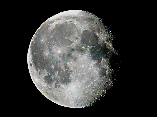 Der abnehmende Mond mit Sonnenlicht von links