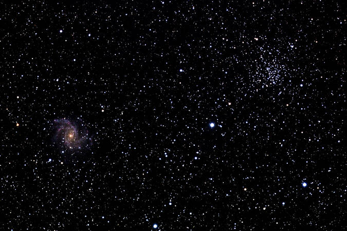 (N6946) links Galaxie 10 Mio. Lichtjahre entfernt, rechts offener Sternhaufen 10000 Lichtjahre entfernt