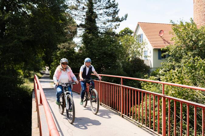 Zwei Radfahrer unterwegs in der Stadt.
