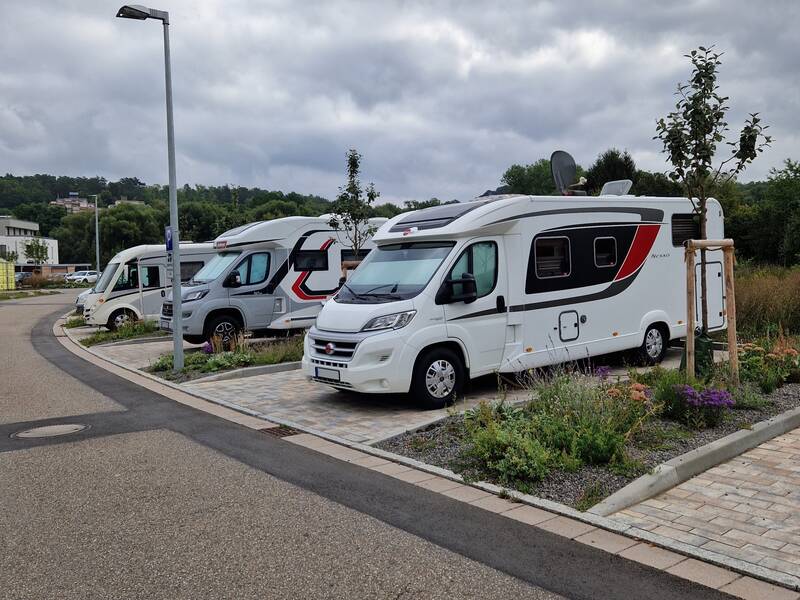 Ein Wohnmobil auf dem Stellplatz in Weil der Stadt