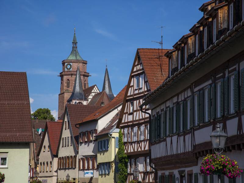 Sicht auf die Katholische Stadtkirche in Weil der Stadt von der Stuttgarter Straße aus
