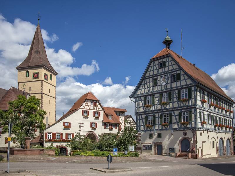 Kirchenburg von mit Torbogenhaus und Rathaus in Merklingen