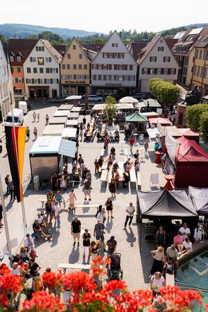 Blick von oben auf ein Fest auf dem Marktplatz.