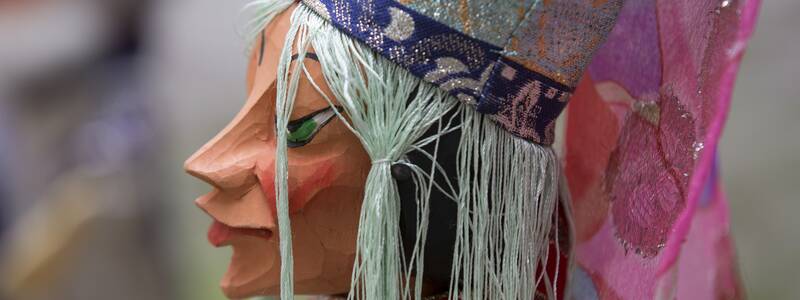 Handpuppen mit seitlichem Profil im Handpuppenmuseum 