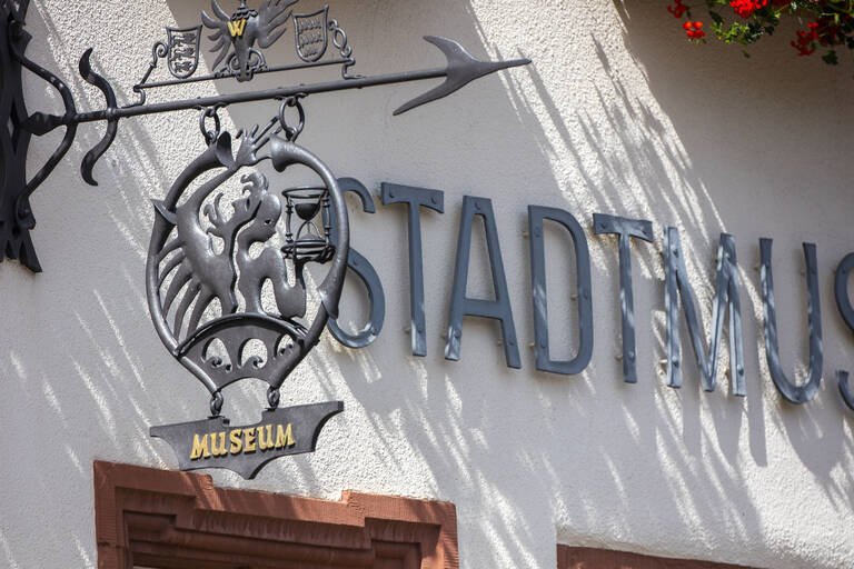 Historisches Schild des Stadtmuseums in Weil der Stadt