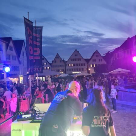 Zwei DJs machen Stimmung auf dem Marktplatz