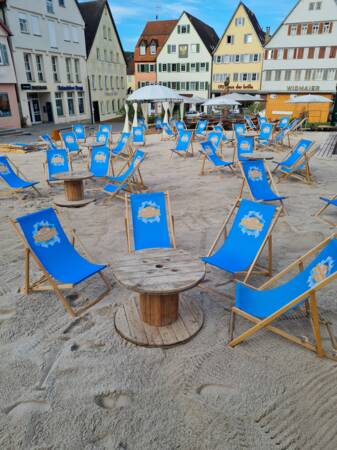 Ein Strand voller Liegestühle