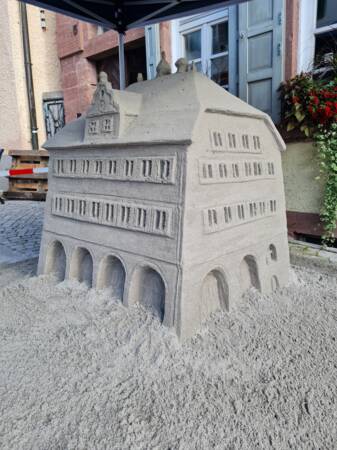 Einer Sandskulptur des Weiler Rathauses