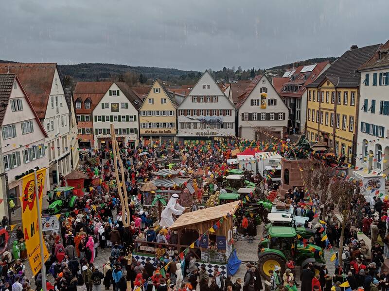 Auf dem Bild sieht man, wie voll der Marktplatz an der Fasnet ist.