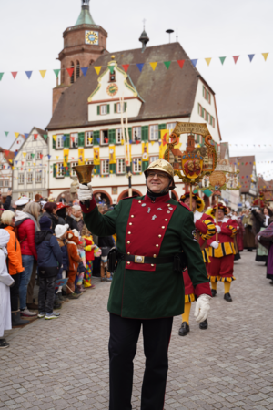 Büttel eröffnet mit Glocke Narrensprung