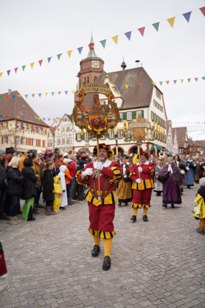 Herold Trägt Wappen der AHA