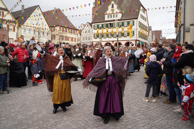 Spicklingsweiber grüßen Menge am Narrensprung