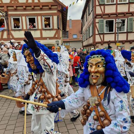 Auf dem Bild sind Schlehengeister zu sehen, wie sie während der Fasnet unterwegs sind.