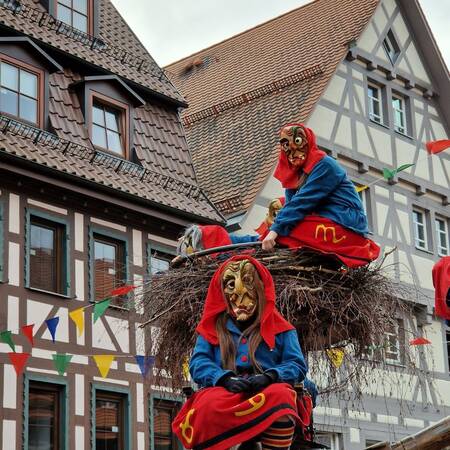 Auf dem Bild sind Weiler Hexen zu sehen, wie sie während der Fasnet unterwegs sind.