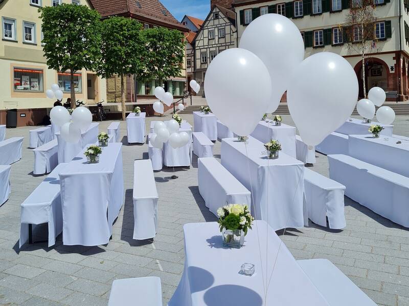 Weiß eingedeckte Tische auf dem Marktplatz