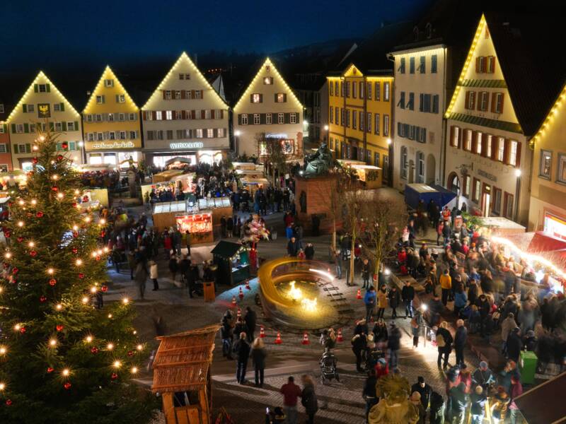 Weihnachtsmarkt bei Nacht