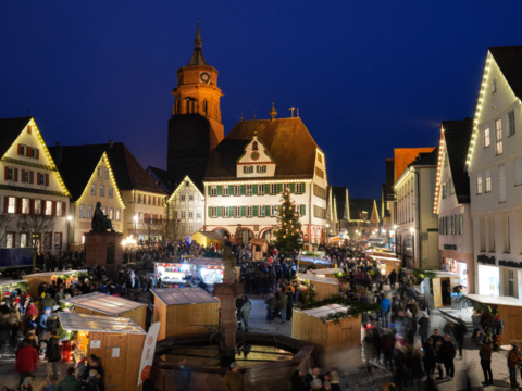 Weihnachtsmarkt bei Nacht mit Blick Richtung Rathaus