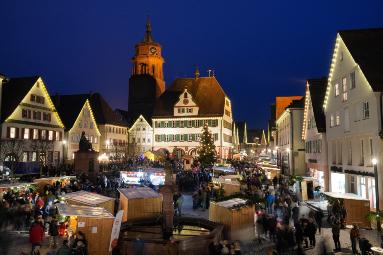Weihnachtsmarkt bei Nacht mit Blick Richtung Rathaus