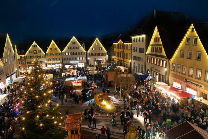 Weihnachtsmarkt bei Nacht