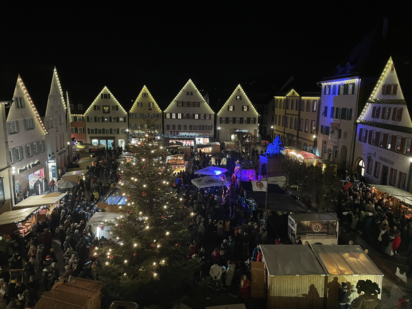 Weihnachtsmarkt bei Nacht