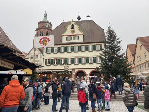 Weihnachtsmarkt mit Blick auf das Rathaus