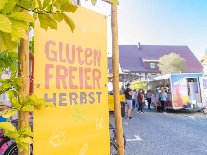Gelber Banner mit der Aufschrift Glutenfreier Herbst